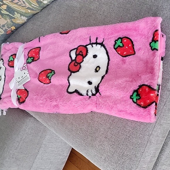 Hello Kitty Pink Strawberry Blanket - Picture 4 of 5